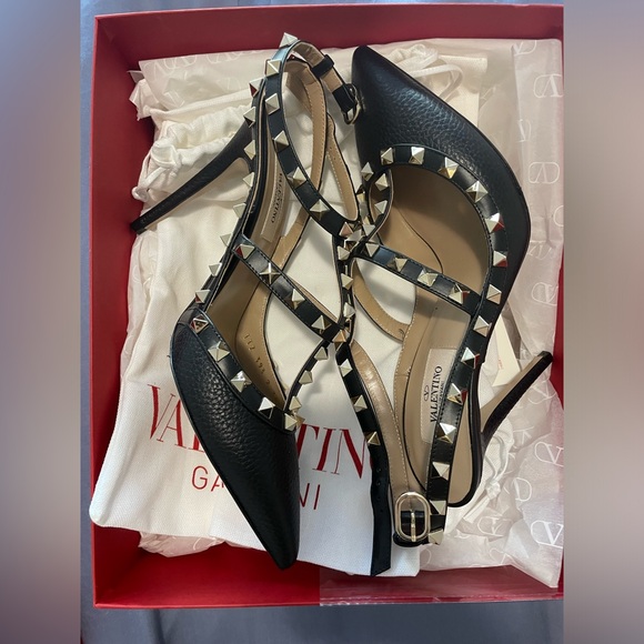 Valentino Garavani Rockstud Pumps in Black, size 38.5 - Picture 1 of 3